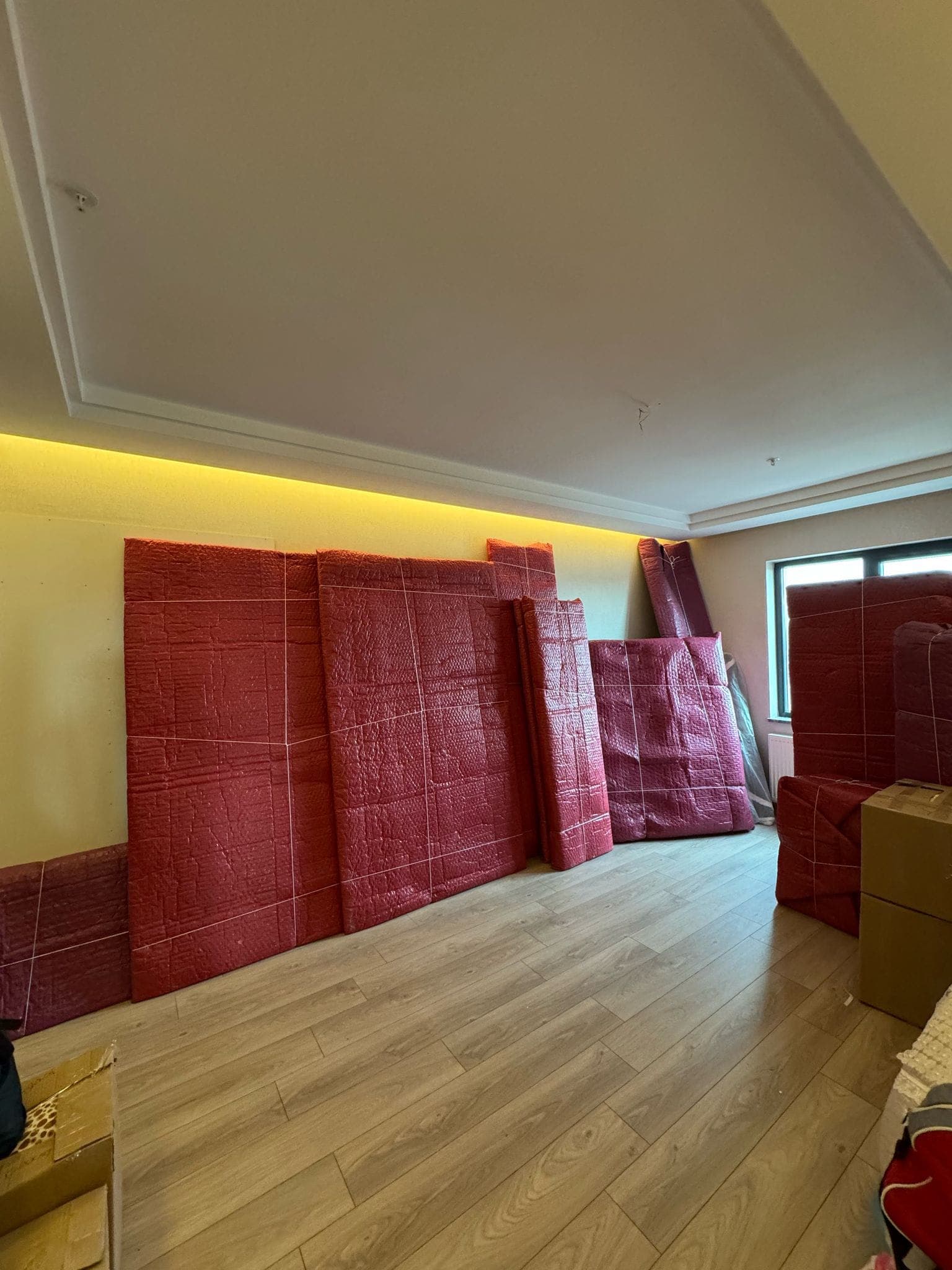 Ev içinde kolilere yerleştirilen eşyalar