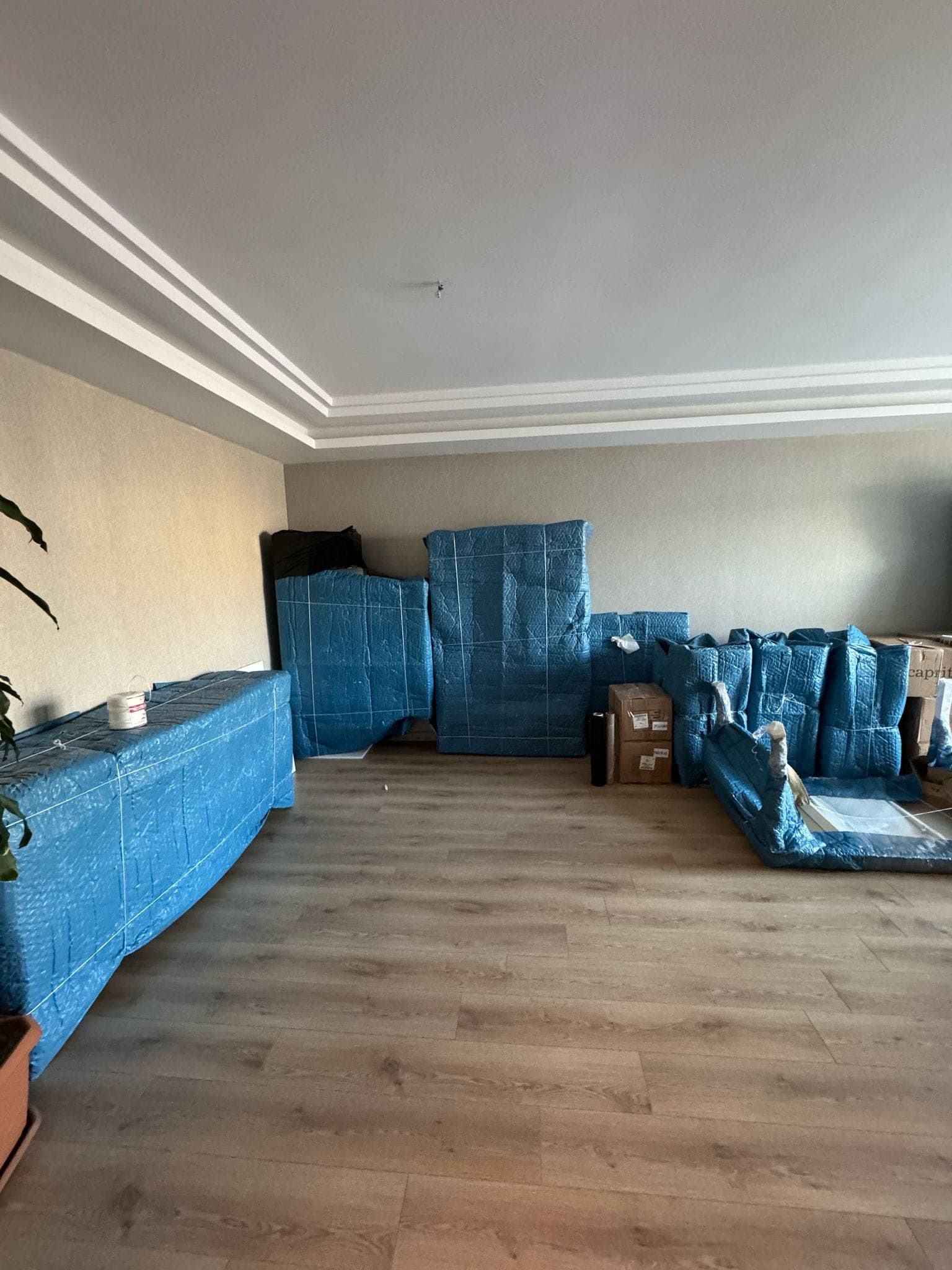 Kamyon içinde paketlenmiş eşyalar